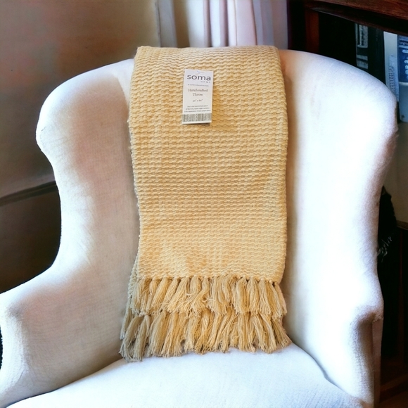 SOMA Handcrafted decorative throw blanket - Picture 3 of 4